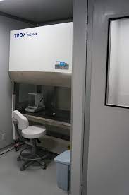 Estrutura de manipulação veterinária em cabine de fluxo laminar