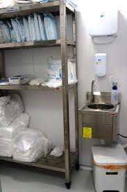 Manipulação veterinária para cães e gatos com paramentação adequada